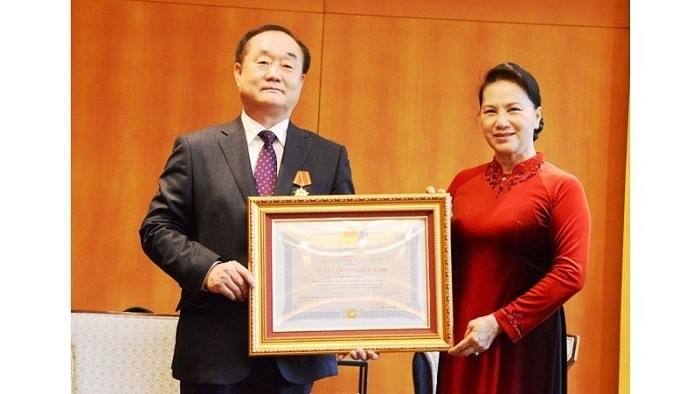 La Présidente de l’AN Nguyên Thi Kim Ngân remet l’Ordre de l’Amitié au professeur sud-coréen Ahn Kyong-Hwan. Photo : NDEL