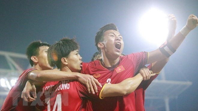 Des footballeurs vietnamiens célèbrent un but. Photo : VNA