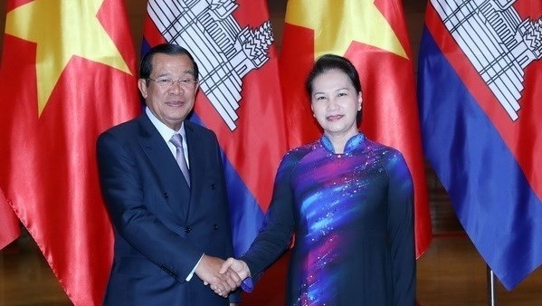 La Présidente de l'AN vietnamienne Nguyên Thi Kim Ngân (à droite) et le PM cambodgien Samdech Techo Hun Sen, le 8 décembre à Hanoi. Photo: VNA.