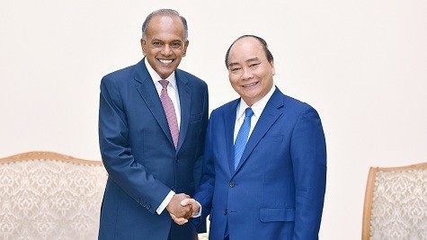 Le Premier ministre Nguyên Xuân Phuc (à droite) et le ministre de l’Intérieur et ministre de la Justice de Singapour, Kasiviswannathan Shanmugam. Photo : VGP