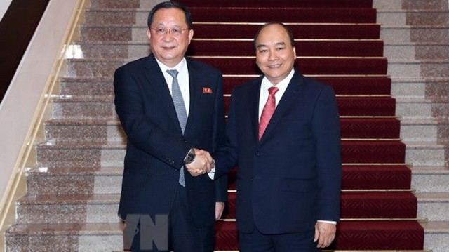 Le Premier ministre vietnamien Nguyên Xuân Phuc (à droite) et le ministre des Affaires étrangères de la RPDC, Ro Yong-ho. Photo: VNA