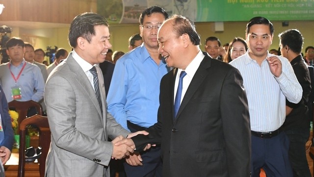 Le PM Nguyên Xuân Phuc (1er à droite, 1er rang) à la conférence de promotion des investissements à An Giang, le 15 décembre. Photo : VGP.