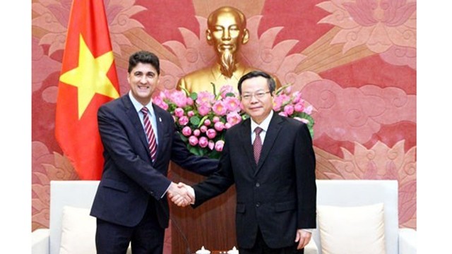 Le Vice-Président de l’AN Phùng Quôc Hiên (à droite) et le PDG de Coca-Cola Vietnam, Sanket Ray. Photo : VNA.