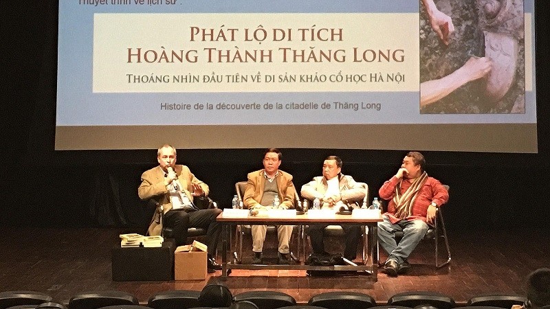 Des intervenants de la conférence " Histoire de la découverte de la citadelle de Thang Long ". Photo : DH/NDEL.