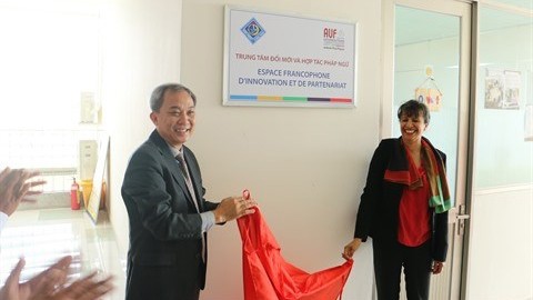 Le docteur Lê Viêt Dung, vice-recteur de l’Université de Cân Tho, et Ouidad Tebbaa, directrice régionale de l’AUF en Asie-Pacifique, inaugurent l’EFIP. Photo : CVN