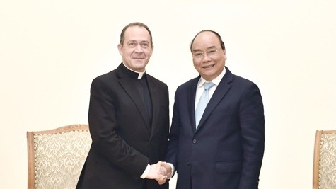 Le PM du Vietnam, Nguyên Xuân Phuc (à droite), et le sous-secrétaire du Vatican pour les relations avec les États, Mgr. Antoine Camilleri, le 18 décembre à Hanoi. Photo: VGP.