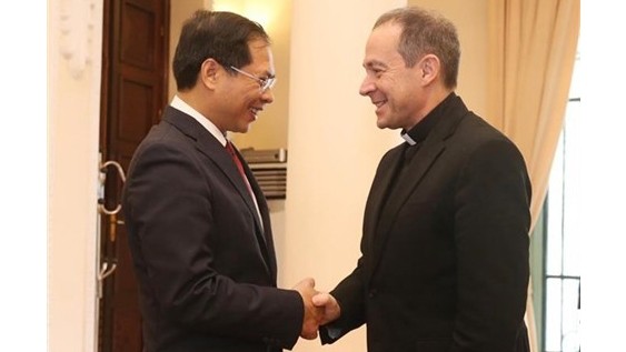 Le vice-ministre permanent des Affaires étrangères, Bùi Thanh Son (à gauche), et le sous-secrétaire du Vatican pour les relations avec les États, Mgr. Antoine Camilleri. Photo : VNA/CVN