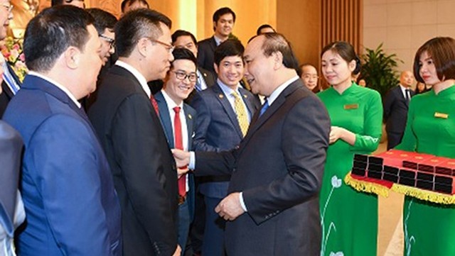Le Premier ministre Nguyên Xuân Phuc rencontre les représentants des entreprises. Photo: VGP