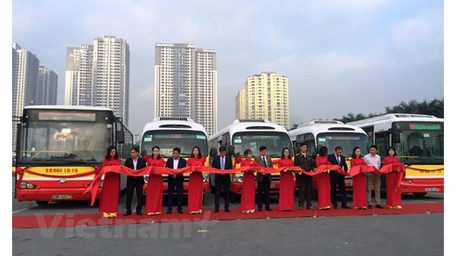 Ouverture de 4 nouvelles lignes de bus dans la banlieue de Hanoi. Photo : VNA