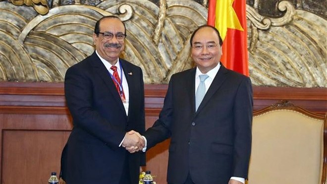 Le Premier ministre Nguyên Xuân Phuc (à droite) et Nabil Bourisli, président et directeur général de Kuwait Petroleum International (KPI). Photo : VNA