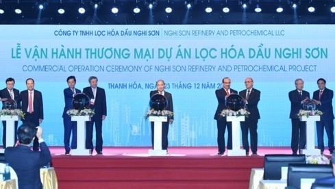 Le PM vietnamien Nguyên Xuân Phuc (au centre) et des délégués lors de la cérémonie marquant la mise en activité commerciale du complexe de raffinage et de pétrochimie de Nghi Son. Photo : VGP.