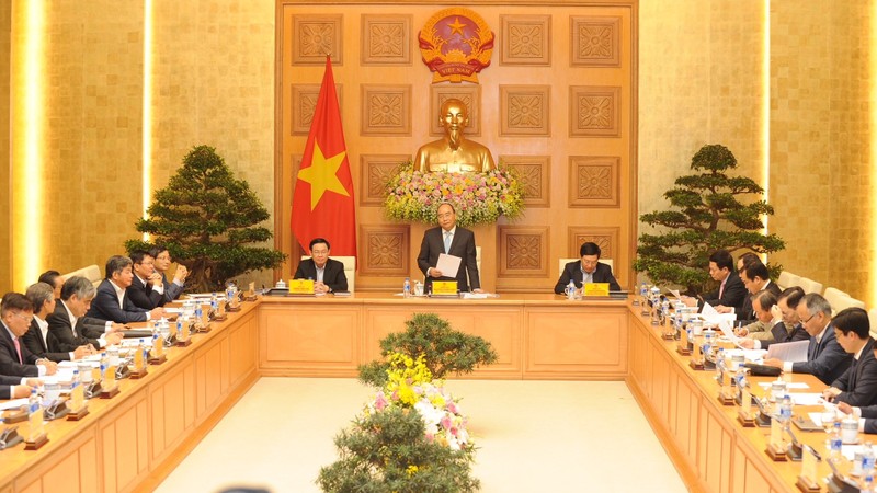 Séance de travail entre le PM vietnamien Nguyên Xuân Phuc (debout) et l’équipe de conseillers économiques. Photo : Trân Hai/NDEL.
