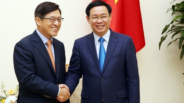 Le Vice-PM vietnamien Vuong Dinh Huê (à droite) et le directeur général de Samsung Vietnam, Shim Won Hwan. Photo : VGP.