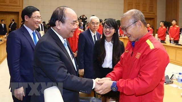 Le Premier ministre Nguyên Xuân Phuc (à gauche) serre la main de l’entraîneur Park Hang-seo, le 21 décembre à Hanoi. Photo : VNA