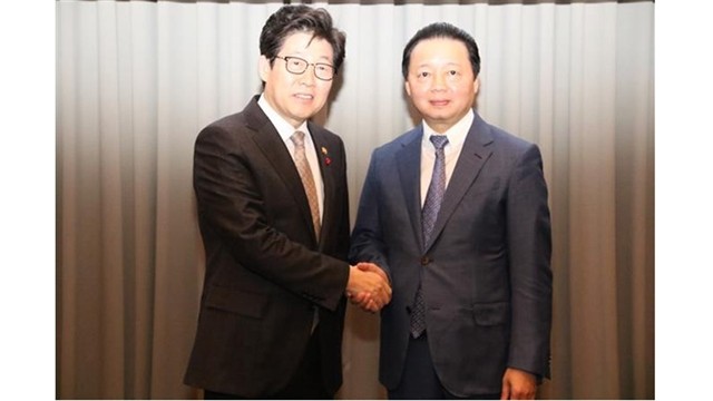 Le ministre vietnamien des Ressources naturelles et de l’Environnement, Trân Hông Hà (à droite), et le ministre sud-coréen de l’Environnement, Cho Myung-rae. Photo : VNA