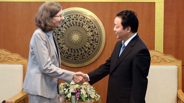 Le ministre des Ressources naturelles et de l’Environnement, Trân Hông Hà, (à droite) et l’ambassadrice canadienne au Vietnam, Deborah Paul. Photo : baotainguyenmoitruong.vn.