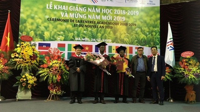 Des dirigeants de l’IFI et les représentants des étudiants des 20e et 21e promotions lors de la rentrée académique 2018-2019. Photo : Tùng Chi/NDEL
