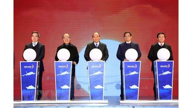 Le Premier ministre Nguyên Xuân Phuc (au centre) assiste le 30 décembre à la cérémonie de lancement des infrastructures majeures à Quang Ninh. Photo : VNA