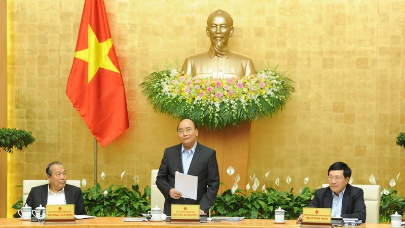 Le PM vietnamien Nguyên Xuân Phuc (debout) préside la dernière réunion mensuelle du gouvernement en 2018, le 27 décembre à Hanoi. Photo : Trân Hai/NDEL.