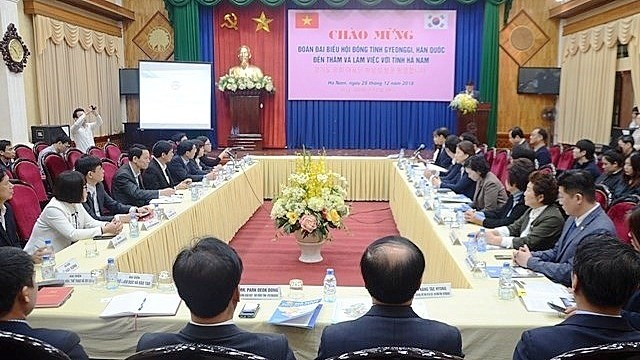 Séance de travail entre les responsables de Hà Nam et du Gyeonggi. Photo : VNA.