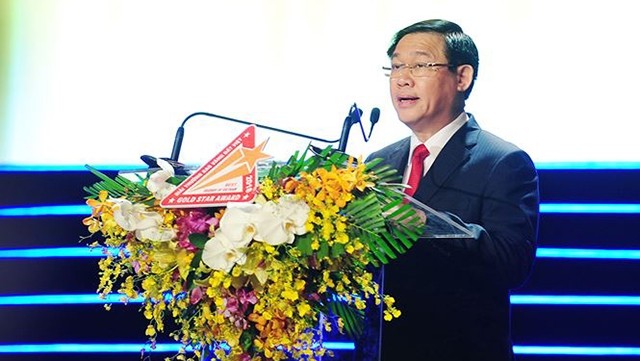 Le vice-Premier ministre Vuong Dinh Huê prend la parole lors de la cérémonie de remise du prix « Étoile d’or du Vietnam 2018 ». Photo : tienphong.vn