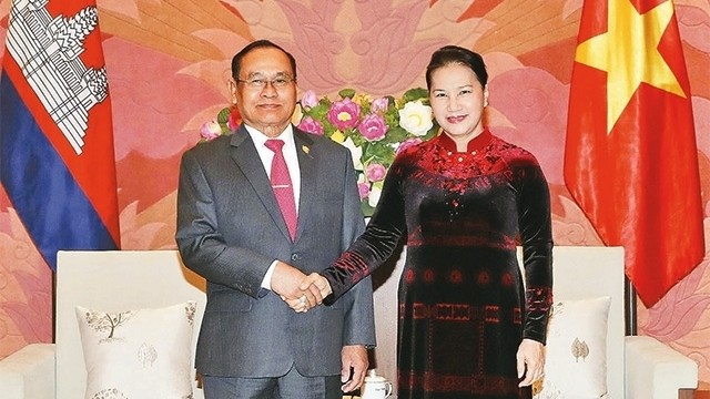 La Présidente de l'AN du Vietnam, Nguyên Thi Kim Ngân (à droite), et le vice-présent du Sénat cambodgien, Tep Ngorn. Photo : VNA.