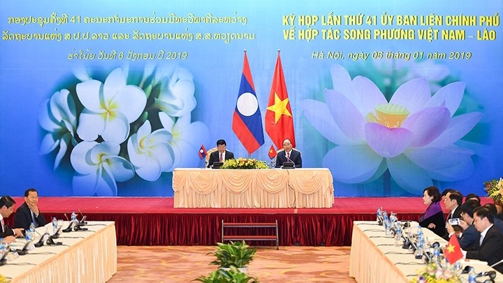 Le Premier ministre Nguyên Xuân Phuc et le Premier ministre lao Thongloun Sisoulith coprésident la 41e réunion du Comité intergouvernemental Vietnam-Laos, à Hanoi.  