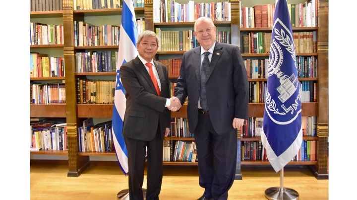 L’ambassadeur vietnamien en Israël Cao Trân Quôc Hai et le Président israélien Reuven Rivlin. Photo : VGP
