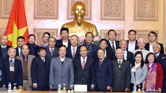 Le PM vietnamien Nguyên Xuân Phuc (1er rang, 5e à gauche) et les dirigeants du Comité central de l’Association de l’éducation aux soins de la santé communautaire du Vietnam. Photo : VNA.
