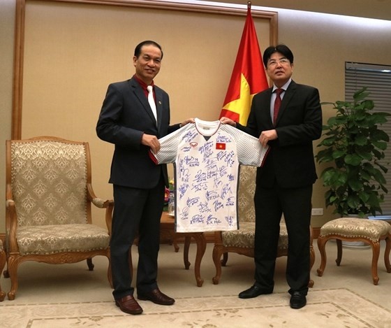 Le maillot de foot signé par les footballeurs de la sélection nationale vietnamienne. Photo : SGGP.