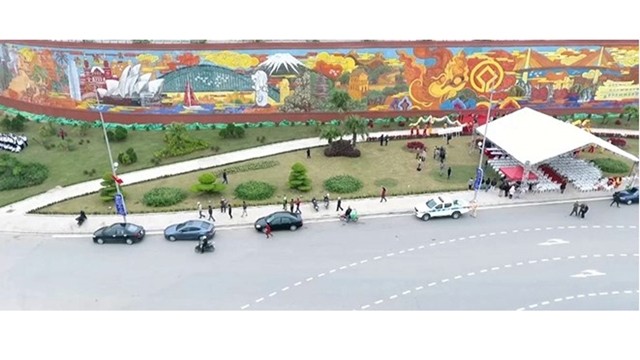 La fresque en céramique colorée vient d'être inaugurée dans la province de Quang Ninh. Photo : VNA.