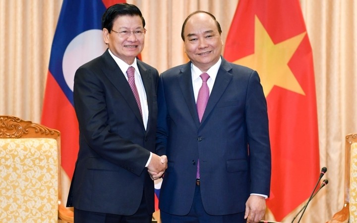 Les Premiers ministres vietnamien et laotien, Nguyên Xuân Phuc (à droite) et Thongloun Sisoulith. Photo : VOV.