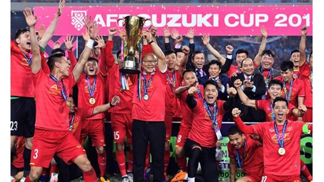 L’équipe nationale du Vietnam célèbre sa victoire lors de la cérémonie de remise du trophée après avoir remporté la finale de l'AFF Suzuki 2018 face à la Malaisie, le 15 décembre 2018 au Vietnam. Photo : VNA.