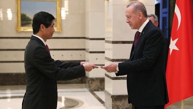 L'ambassadeur du Vietnam en Turquie, Trân Quang Tuyên (à gauche), présente ses lettres de créance au Président turc Recep Tayyip Erdogan. Photo : TGVN.