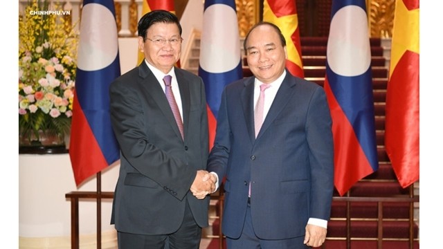 Le PM vietnamien Nguyên Xuân Phuc (à droite) et son homologue laotien Thongloun Sisoulith. Photo : VGP.
