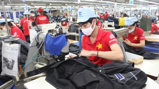Afin d’honorer ses engagements dans le cadre du CPTTP, le Vietnam devra ajuster et modifier de nombreuses dispositions légales relatives au commerce, aux douanes, à la propriété intellectuelle et au travail. Photo : kinhtedothi.vn.
