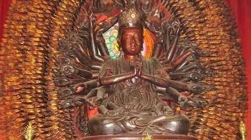 Statue d'Avalokitesvara aux mille yeux et mille bras, conservée au temple Me So. Photo: NDEL.  