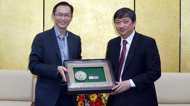 Le vice-président permanent du Comité populaire de la ville de Dà Nang, Dang Viêt Dung (à droite), et le directeur exécutif de la société Infrastructure Asia, Tan Keng Hwee Seth. Photo: CADN.