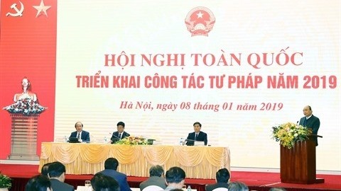 Le PM vietnamien Nguyên Xuân Phuc (debout) prend la parole lors de la conférence-bilan du Ministère de la Justice. Photo : VNA.