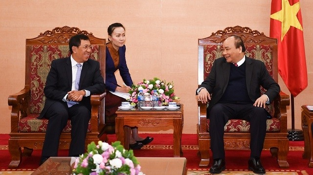 Le PM du Vietnam, Nguyên Xuân Phuc (à droite), et le gouverneur de la Banque d’État du Laos, Sonexay Sitphayxay, le 9 janvier à Hanoi. Photo : VGP.