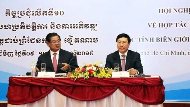  Le Vice-Premier ministre et ministre des AE du Vietnam, Pham Binh Minh (à droite) et le Vice-Premier ministre et ministre de l'Intérieur du Cambodge, Sar Kheng, sont coprésidés la 10e conférence sur la coopération et le développement des provinces frontalières Vietnam-Cambodge. Photo : VNA.