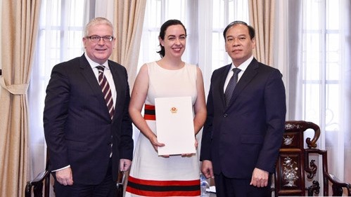Julianne Cowley, consule générale de l’Australie (au centre) à Hô Chi Minh-Ville lors de la remise de l’exequatur. Photo : baoquocte.vn.