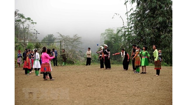 Les jeuns fillles et jeunes hommes Mông participent au jeu populaire de lancer du «pa pao ». Photo : VNA