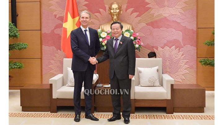 Le Vice-Président de l’Assemblée nationale vietnamienne, Phùng Quôc Hiên (à droite), et le responsable du groupe Pfizer Pierre Gaudreault. Photo : QH