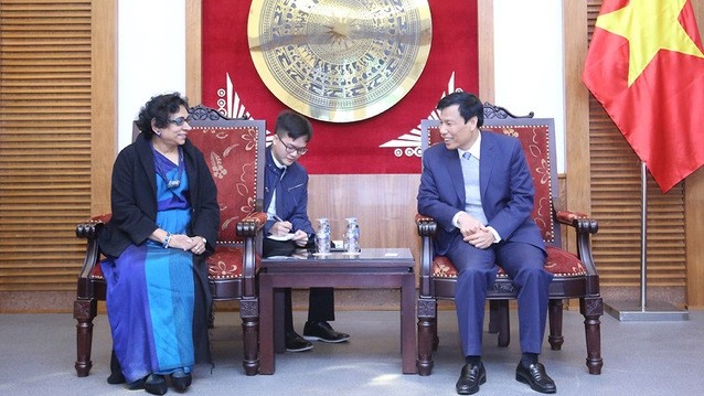 Le ministre vietnamien de la Culture, des Sports et du Tourisme, Nguyên Ngoc Thiên (à droite), et l’ambassadrice du Sri Lanka au Vietnam, Hasanthi Urugodawatte Dissanayake. Photo: toquoc.