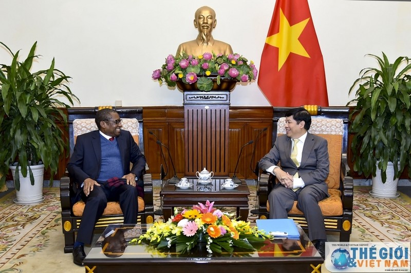Le vice-ministre vietnamien des Affaires étrangères Nguyen Quoc Cuong (à droite) et l’ambassadeur sud-africain Mpetjane Kgaogelo Lekgoro. Photo: Baoquocte.