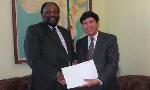 L'ambassadeur Lê Huy Hoàng présente la lettre de créance du Président Truong Tân Sang au Président zimbabwéen Robert Mugabe. Photo: VNA.