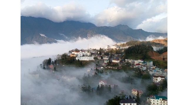 Le bourg de Sa Pa est plus beau et romantique dans la matinée avec une mer de nuage. Photo : https://dantri.com.vn