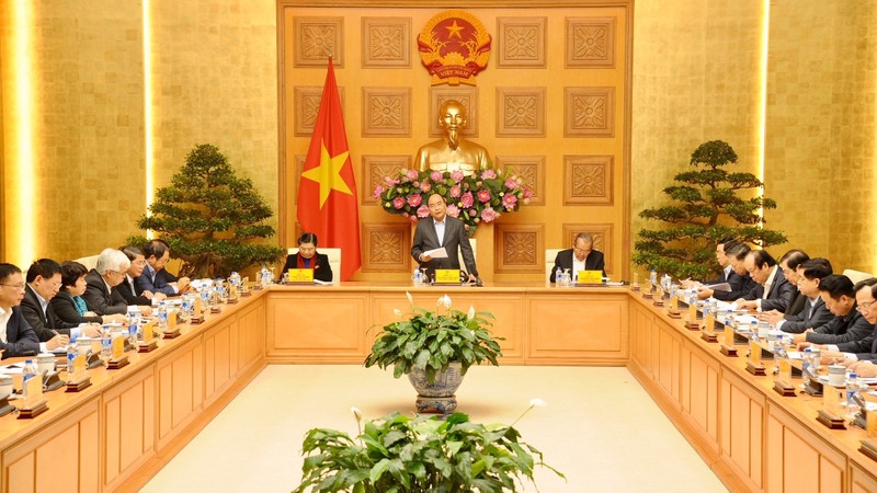 Le PM vietnamien Nguyên Xuân Phuc (debout) préside la réunion du sous-comité socio-économique pour se préparer au XIIIe Congrès national du Parti. Photo : Trân Hai/NDEL.