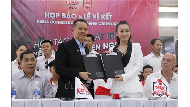 La signature d'un mémorandum de coopération pour le développement de la boxe professionnelle vietnamienne. Photo : VNA